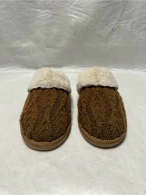 Cozy Cable-Knit Women’s Slip-On Slippers in Brown with Faux-Fur Collar
